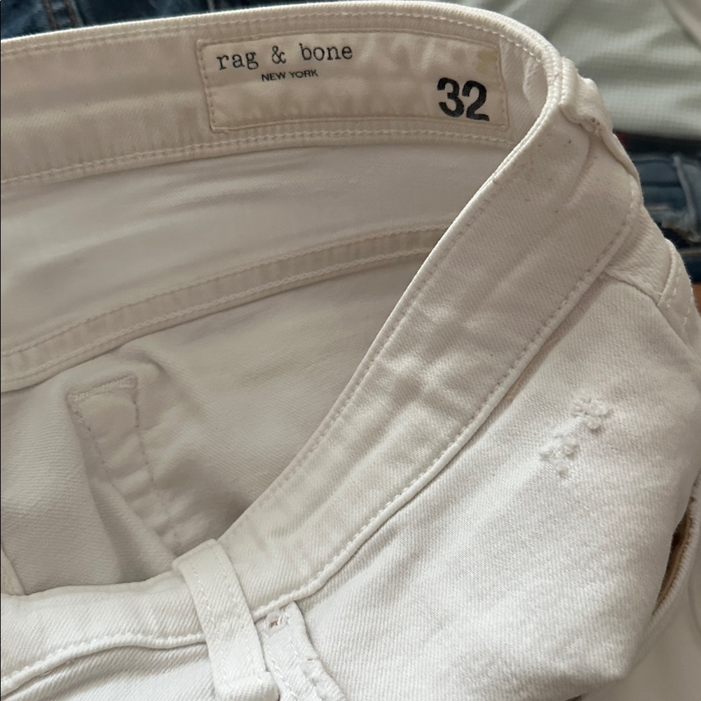 Rag & Bone White Denim jeans. slightly cropped straight leg w/ frayed hem. sz 32